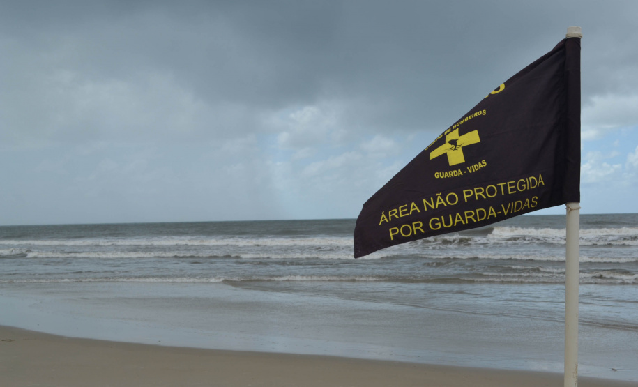 Homem se afoga fora de área protegida e é resgatado pelos bombeiros em Pontal do Paraná