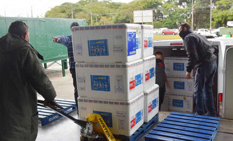 Paraná recebe mais 138 mil vacinas contra a Covid-19 na quarta-feira