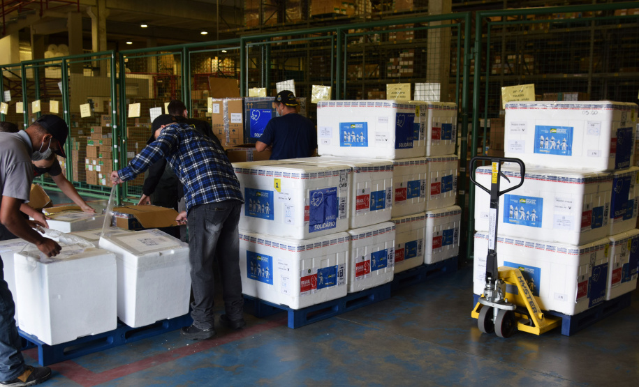 Paraná recebe mais 138 mil vacinas contra a Covid-19 na quarta-feira