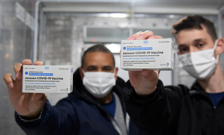 Mais 136 mil doses de vacinas Janssen chegam ao Paraná nesta terça-feira