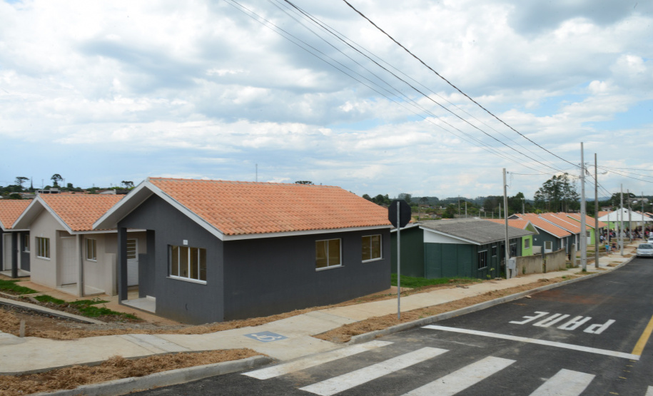 Projetos habitacionais entregues em Prudentópolis somam R$ 11,3 milhões de investimento do Governo do Estado à população. Enquanto famílias carentes vão receber imóveis de graça, idosos pagarão aluguel de 15% de um salário mínimo ao mês para manutenção do condomínio. - Curitiba, 21/12/2021