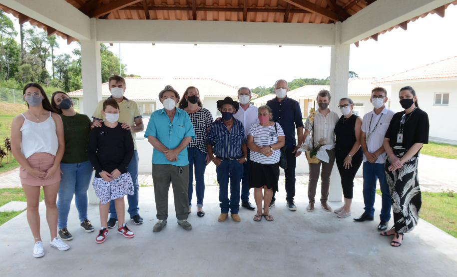 Projetos habitacionais entregues em Prudentópolis somam R$ 11,3 milhões de investimento do Governo do Estado à população. Enquanto famílias carentes vão receber imóveis de graça, idosos pagarão aluguel de 15% de um salário mínimo ao mês para manutenção do condomínio. - Curitiba, 21/12/2021