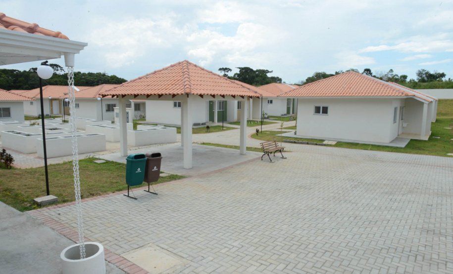 Projetos habitacionais entregues em Prudentópolis somam R$ 11,3 milhões de investimento do Governo do Estado à população. Enquanto famílias carentes vão receber imóveis de graça, idosos pagarão aluguel de 15% de um salário mínimo ao mês para manutenção do condomínio. - Curitiba, 21/12/2021