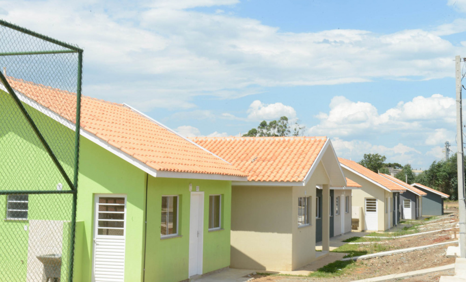 Projetos habitacionais entregues em Prudentópolis somam R$ 11,3 milhões de investimento do Governo do Estado à população. Enquanto famílias carentes vão receber imóveis de graça, idosos pagarão aluguel de 15% de um salário mínimo ao mês para manutenção do condomínio. - Curitiba, 21/12/2021