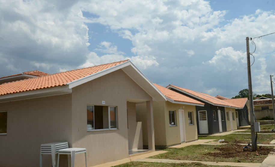 Projetos habitacionais entregues em Prudentópolis somam R$ 11,3 milhões de investimento do Governo do Estado à população. Enquanto famílias carentes vão receber imóveis de graça, idosos pagarão aluguel de 15% de um salário mínimo ao mês para manutenção do condomínio. - Curitiba, 21/12/2021