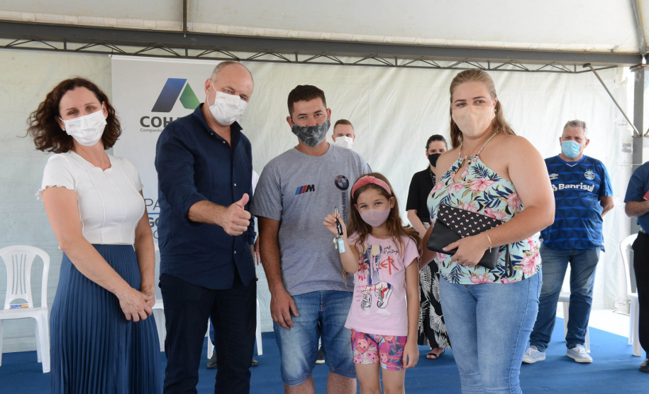 Projetos habitacionais entregues em Prudentópolis somam R$ 11,3 milhões de investimento do Governo do Estado à população. Enquanto famílias carentes vão receber imóveis de graça, idosos pagarão aluguel de 15% de um salário mínimo ao mês para manutenção do condomínio. - Curitiba, 21/12/2021