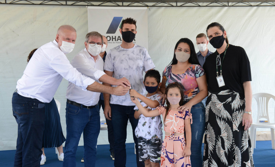 Projetos habitacionais entregues em Prudentópolis somam R$ 11,3 milhões de investimento do Governo do Estado à população. Enquanto famílias carentes vão receber imóveis de graça, idosos pagarão aluguel de 15% de um salário mínimo ao mês para manutenção do condomínio. - Curitiba, 21/12/2021