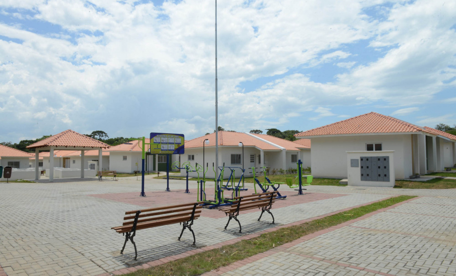 Projetos habitacionais entregues em Prudentópolis somam R$ 11,3 milhões de investimento do Governo do Estado à população. Enquanto famílias carentes vão receber imóveis de graça, idosos pagarão aluguel de 15% de um salário mínimo ao mês para manutenção do condomínio. - Curitiba, 21/12/2021