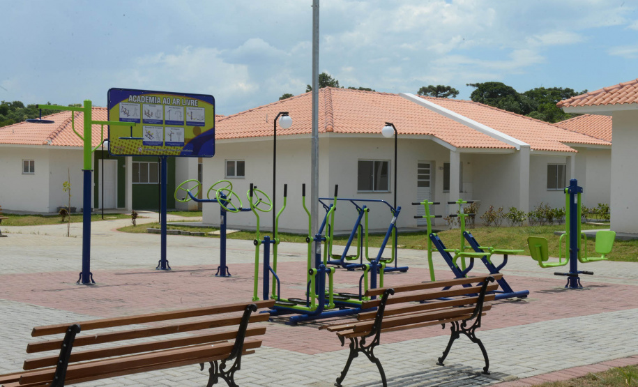 Projetos habitacionais entregues em Prudentópolis somam R$ 11,3 milhões de investimento do Governo do Estado à população. Enquanto famílias carentes vão receber imóveis de graça, idosos pagarão aluguel de 15% de um salário mínimo ao mês para manutenção do condomínio. - Curitiba, 21/12/2021