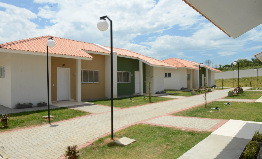 Projetos habitacionais entregues em Prudentópolis somam R$ 11,3 milhões de investimento do Governo do Estado à população. Enquanto famílias carentes vão receber imóveis de graça, idosos pagarão aluguel de 15% de um salário mínimo ao mês para manutenção do condomínio. - Curitiba, 21/12/2021