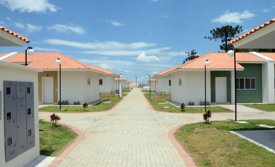 Projetos habitacionais entregues em Prudentópolis somam R$ 11,3 milhões de investimento do Governo do Estado à população. Enquanto famílias carentes vão receber imóveis de graça, idosos pagarão aluguel de 15% de um salário mínimo ao mês para manutenção do condomínio. - Curitiba, 21/12/2021