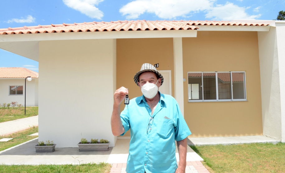 Projetos habitacionais entregues em Prudentópolis somam R$ 11,3 milhões de investimento do Governo do Estado à população. Enquanto famílias carentes vão receber imóveis de graça, idosos pagarão aluguel de 15% de um salário mínimo ao mês para manutenção do condomínio. - Curitiba, 21/12/2021