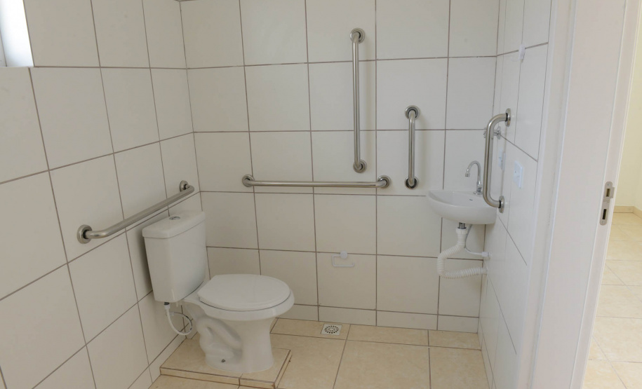 Projetos habitacionais entregues em Prudentópolis somam R$ 11,3 milhões de investimento do Governo do Estado à população. Enquanto famílias carentes vão receber imóveis de graça, idosos pagarão aluguel de 15% de um salário mínimo ao mês para manutenção do condomínio. - Curitiba, 21/12/2021