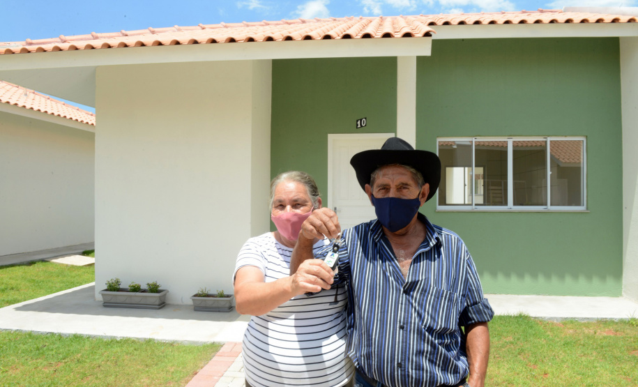 Projetos habitacionais entregues em Prudentópolis somam R$ 11,3 milhões de investimento do Governo do Estado à população. Enquanto famílias carentes vão receber imóveis de graça, idosos pagarão aluguel de 15% de um salário mínimo ao mês para manutenção do condomínio. - Curitiba, 21/12/2021