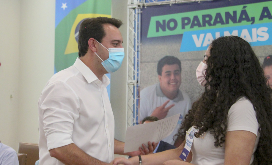 Governador do Paraná, Carlos Massa Ratinho Junior e o Secretario da Educação, Renato Feder participam do projeto Ganhando o Mundo.