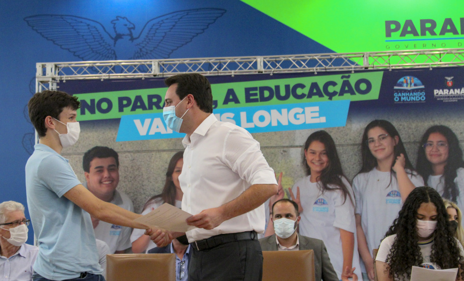 Governador do Paraná, Carlos Massa Ratinho Junior e o Secretario da Educação, Renato Feder participam do projeto Ganhando o Mundo.