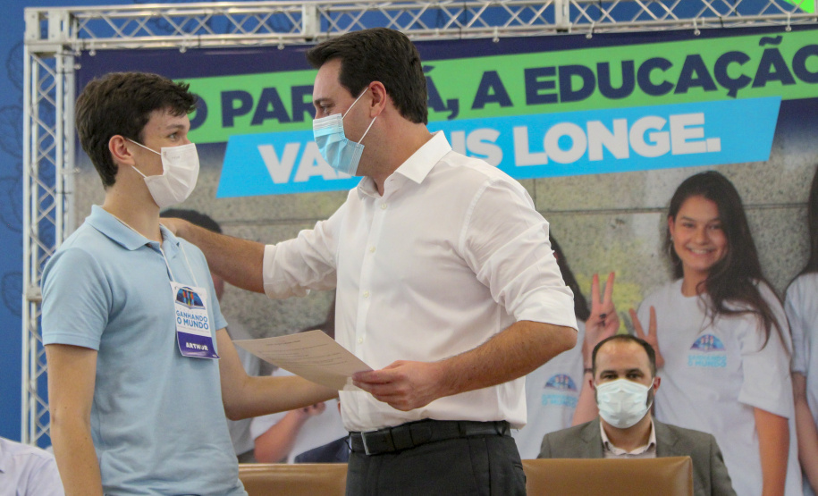 Governador do Paraná, Carlos Massa Ratinho Junior e o Secretario da Educação, Renato Feder participam do projeto Ganhando o Mundo.