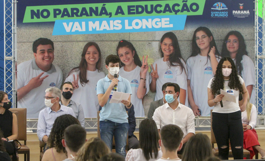 Governador do Paraná, Carlos Massa Ratinho Junior e o Secretario da Educação, Renato Feder participam do projeto Ganhando o Mundo.