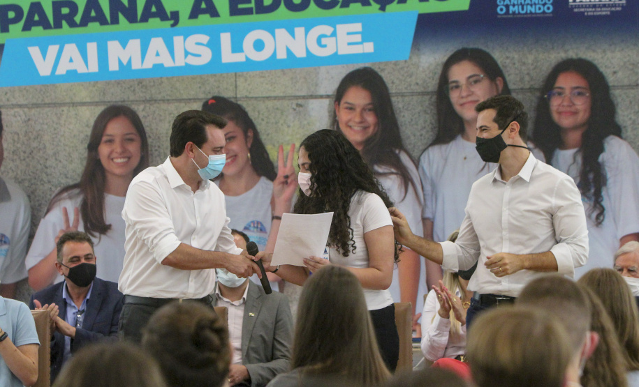 Governador do Paraná, Carlos Massa Ratinho Junior e o Secretario da Educação, Renato Feder participam do projeto Ganhando o Mundo.