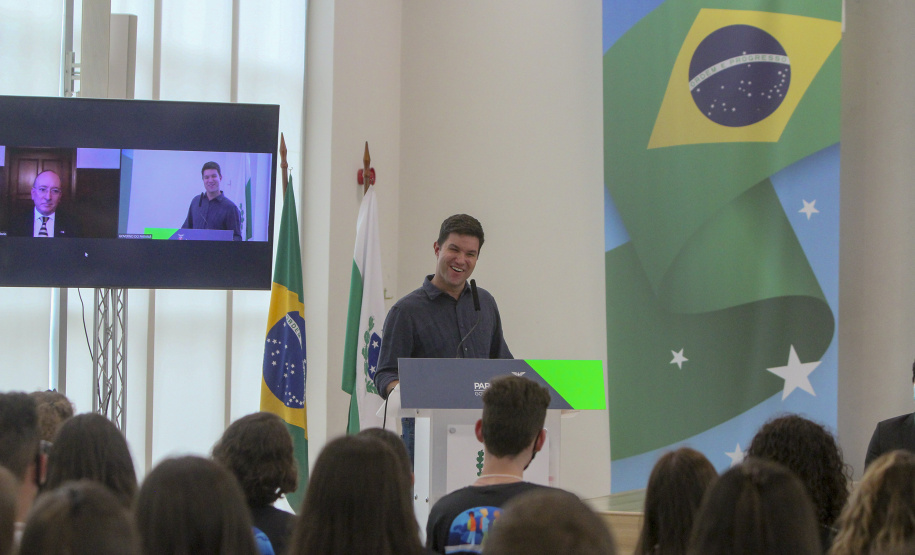 Governador do Paraná, Carlos Massa Ratinho Junior e o Secretario da Educação, Renato Feder participam do projeto Ganhando o Mundo.