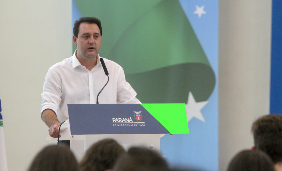 Governador do Paraná, Carlos Massa Ratinho Junior e o Secretario da Educação, Renato Feder participam do projeto Ganhando o Mundo.