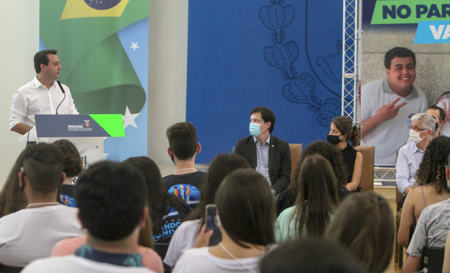 Governador do Paraná, Carlos Massa Ratinho Junior e o Secretario da Educação, Renato Feder participam do projeto Ganhando o Mundo.