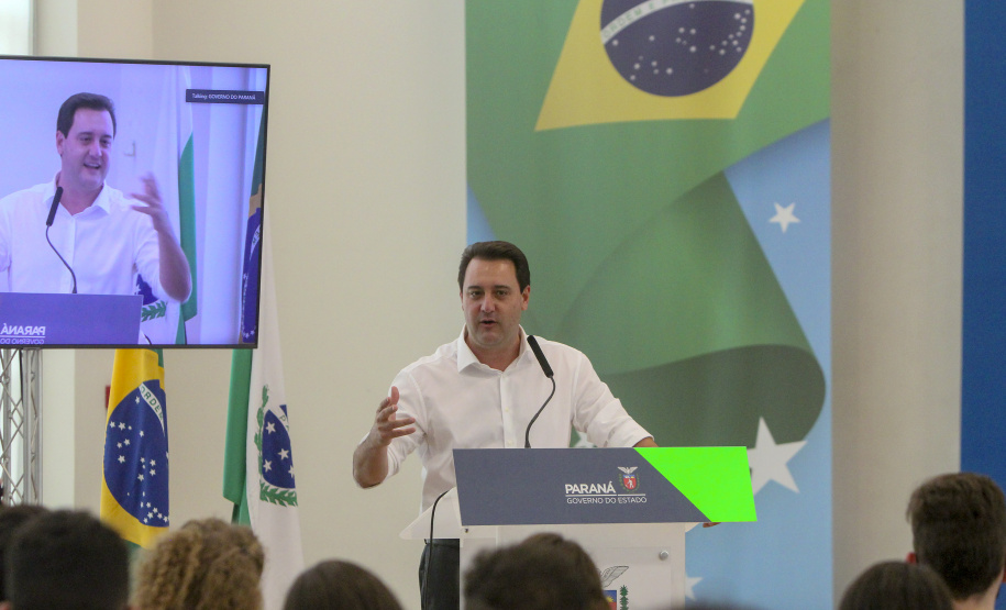 Governador do Paraná, Carlos Massa Ratinho Junior e o Secretario da Educação, Renato Feder participam do projeto Ganhando o Mundo.