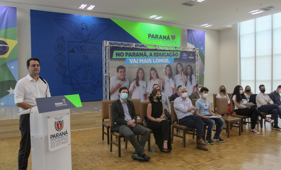 Governador do Paraná, Carlos Massa Ratinho Junior e o Secretario da Educação, Renato Feder participam do projeto Ganhando o Mundo.