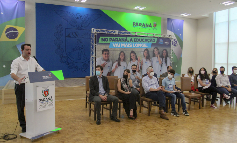 Governador do Paraná, Carlos Massa Ratinho Junior e o Secretario da Educação, Renato Feder participam do projeto Ganhando o Mundo.