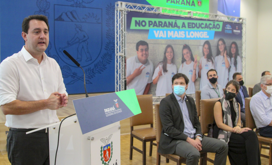Governador do Paraná, Carlos Massa Ratinho Junior e o Secretario da Educação, Renato Feder participam do projeto Ganhando o Mundo.