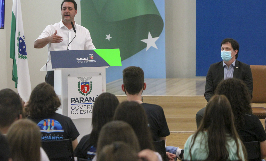 Governador do Paraná, Carlos Massa Ratinho Junior e o Secretario da Educação, Renato Feder participam do projeto Ganhando o Mundo.