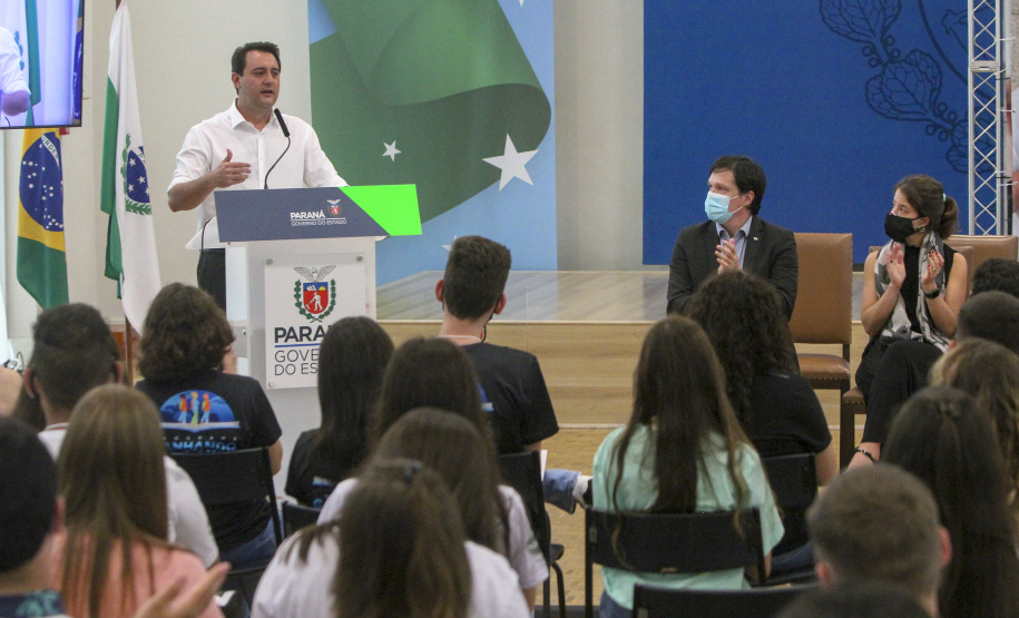 Governador do Paraná, Carlos Massa Ratinho Junior e o Secretario da Educação, Renato Feder participam do projeto Ganhando o Mundo.