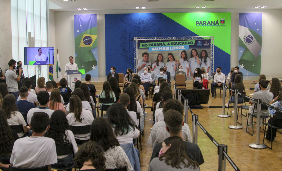 Governador do Paraná, Carlos Massa Ratinho Junior e o Secretario da Educação, Renato Feder participam do projeto Ganhando o Mundo.