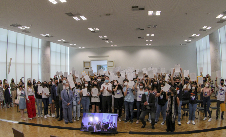 Governador do Paraná, Carlos Massa Ratinho Junior e o Secretario da Educação, Renato Feder participam do projeto Ganhando o Mundo.