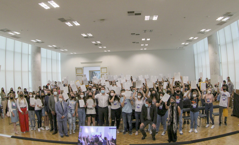 Governador do Paraná, Carlos Massa Ratinho Junior e o Secretario da Educação, Renato Feder participam do projeto Ganhando o Mundo.