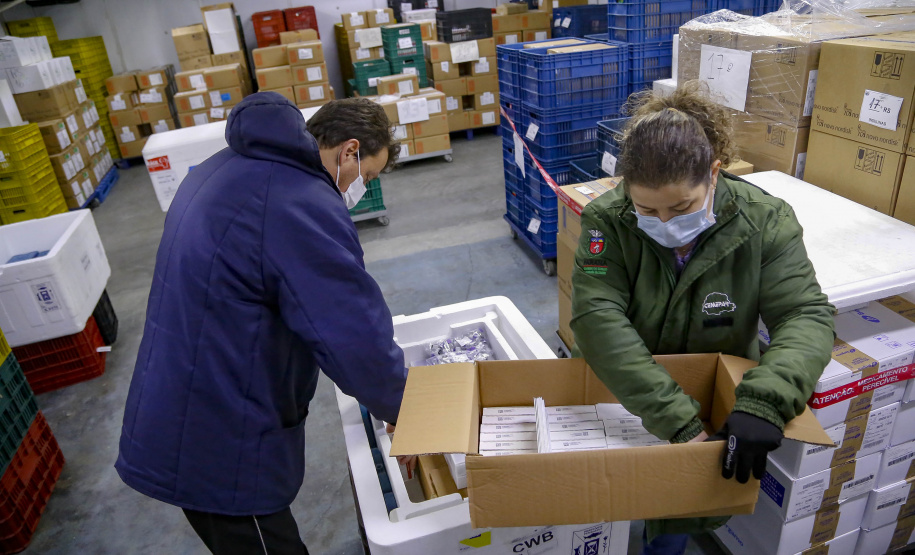 Agilidade nas entregas de vacinas aos municípios ajudou a salvar vidas no Paraná em 2021