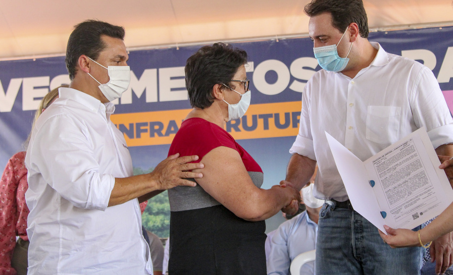 Com documento em mão, famílias de Goioerê celebram o Natal da casa regularizada
