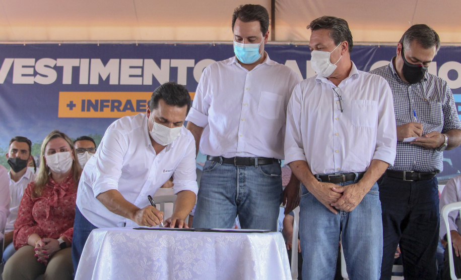 Com documento em mão, famílias de Goioerê celebram o Natal da casa regularizada