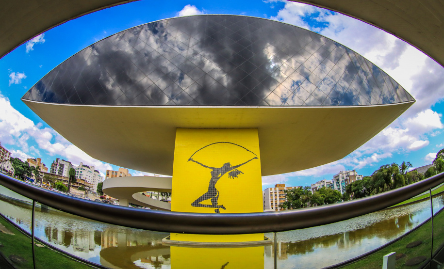 Os grupos de dança do Centro Cultural Teatro Guaíra – Balé Guaíra, G2 e Escola de Dança – se apresentam neste sábado (04), no vão livre do Museu Oscar Niemeyer (MON).