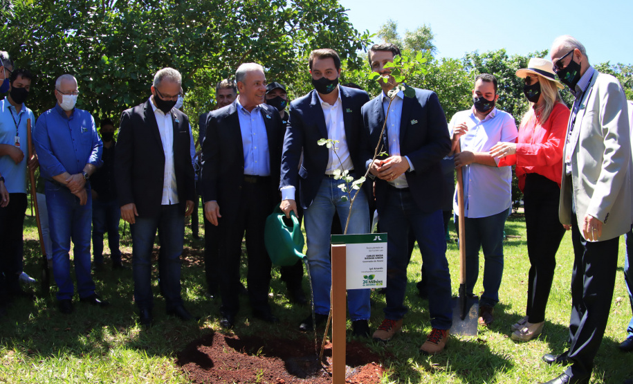 Em Foz do Iguaçu, governador acompanha plantio da 24ª milionésima árvore pela Itaipu Binacional
