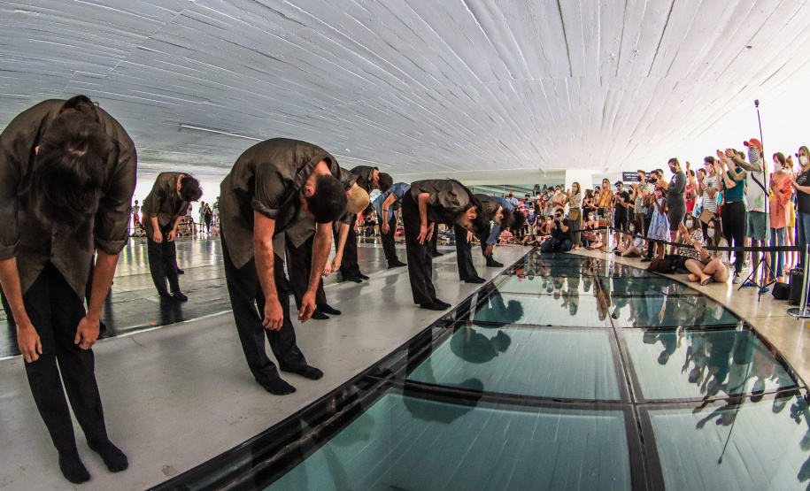 Os grupos de dança do Centro Cultural Teatro Guaíra – Balé Guaíra, G2 e Escola de Dança – se apresentam neste sábado (04), no vão livre do Museu Oscar Niemeyer (MON).