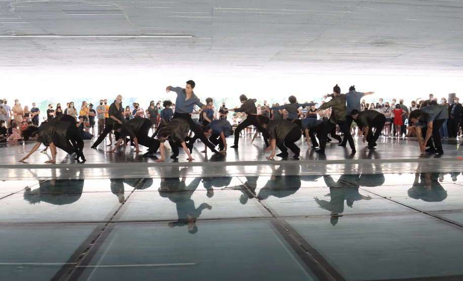 Os grupos de dança do Centro Cultural Teatro Guaíra – Balé Guaíra, G2 e Escola de Dança – se apresentam neste sábado (04), no vão livre do Museu Oscar Niemeyer (MON).