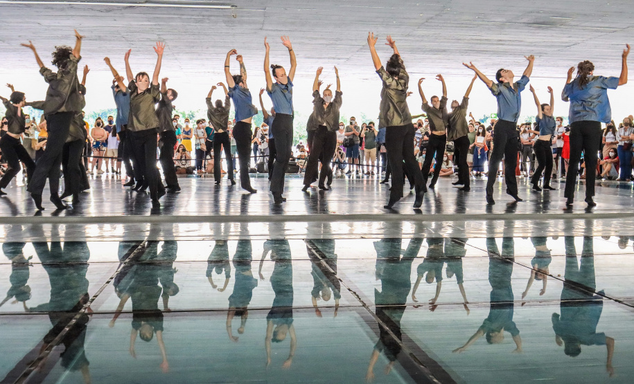 Os grupos de dança do Centro Cultural Teatro Guaíra – Balé Guaíra, G2 e Escola de Dança – se apresentam neste sábado (04), no vão livre do Museu Oscar Niemeyer (MON).