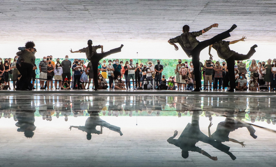 Os grupos de dança do Centro Cultural Teatro Guaíra – Balé Guaíra, G2 e Escola de Dança – se apresentam neste sábado (04), no vão livre do Museu Oscar Niemeyer (MON).