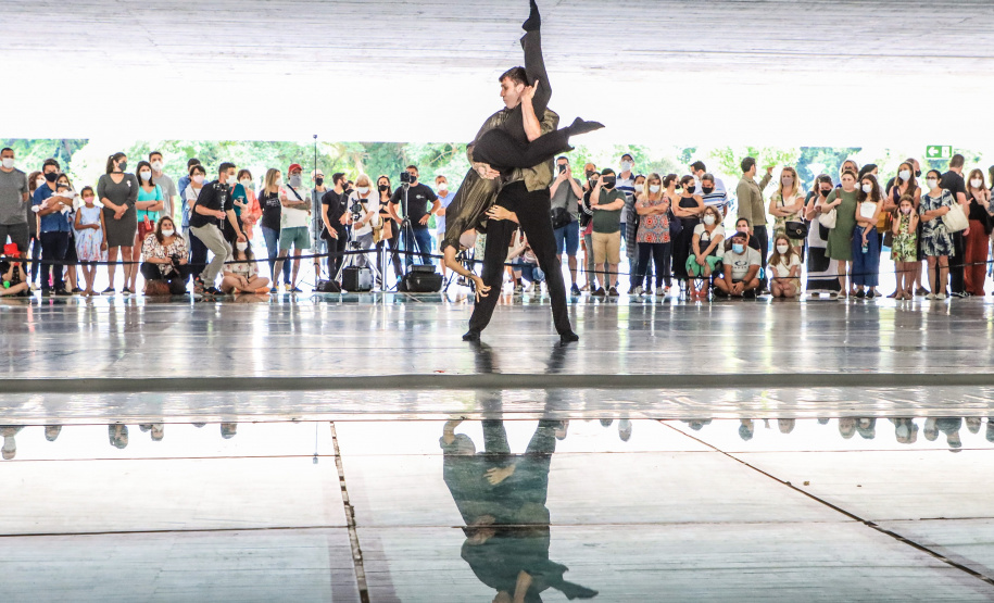 Os grupos de dança do Centro Cultural Teatro Guaíra – Balé Guaíra, G2 e Escola de Dança – se apresentam neste sábado (04), no vão livre do Museu Oscar Niemeyer (MON).