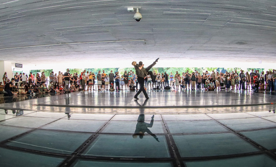 Os grupos de dança do Centro Cultural Teatro Guaíra – Balé Guaíra, G2 e Escola de Dança – se apresentam neste sábado (04), no vão livre do Museu Oscar Niemeyer (MON).