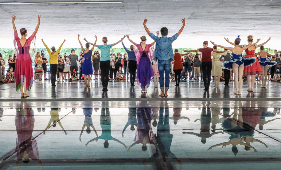 Os grupos de dança do Centro Cultural Teatro Guaíra – Balé Guaíra, G2 e Escola de Dança – se apresentam neste sábado (04), no vão livre do Museu Oscar Niemeyer (MON).
