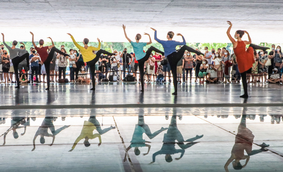 Os grupos de dança do Centro Cultural Teatro Guaíra – Balé Guaíra, G2 e Escola de Dança – se apresentam neste sábado (04), no vão livre do Museu Oscar Niemeyer (MON).