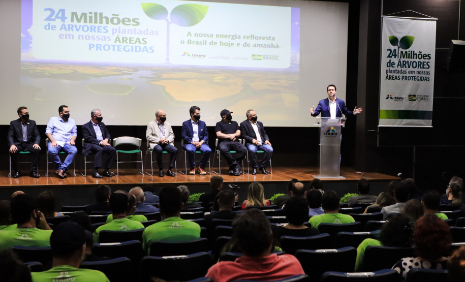 Em Foz do Iguaçu, governador acompanha plantio da 24ª milionésima árvore pela Itaipu Binacional