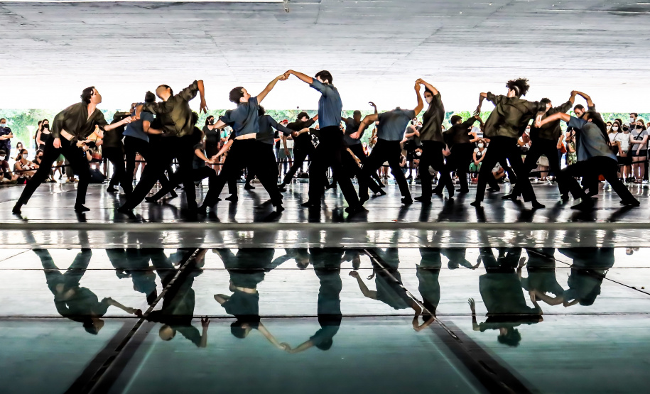 Os grupos de dança do Centro Cultural Teatro Guaíra – Balé Guaíra, G2 e Escola de Dança – se apresentam neste sábado (04), no vão livre do Museu Oscar Niemeyer (MON).